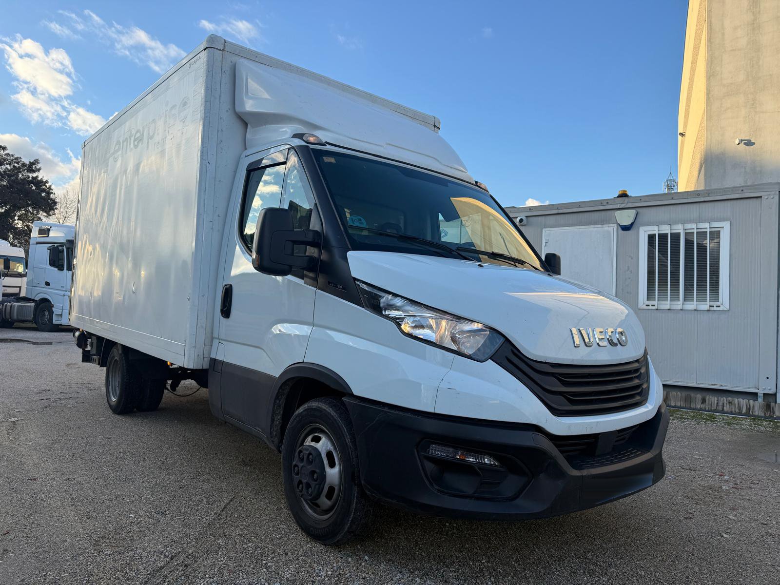 IVECO DAILY 35C16 CAJA CERRADA + PLATAFORMA - Imagen 4